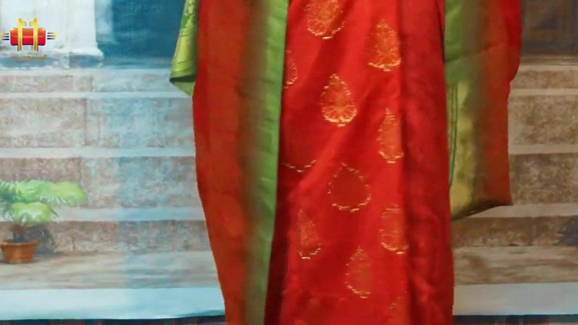 Indian Aunty Mou opens sari and blouse Mallu Mature Aunty milk cans belly button belly